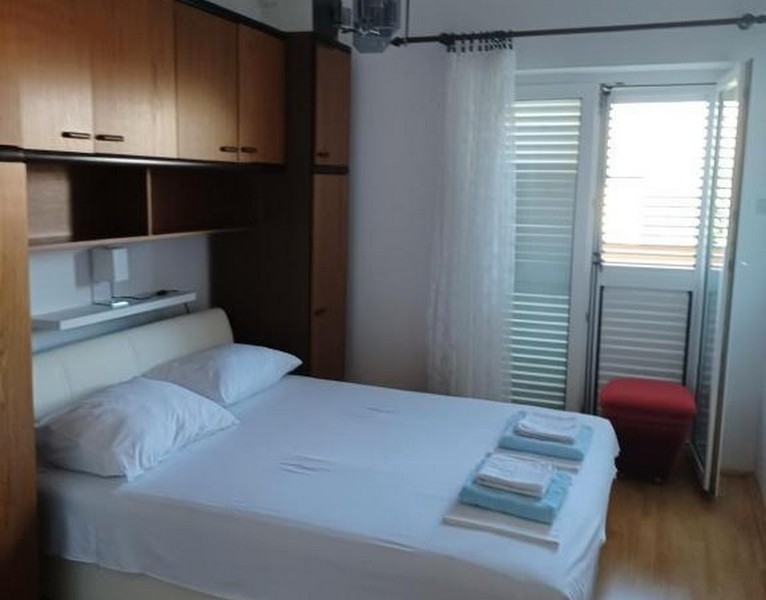 Sypialnia z szafami w zabudowie i podwójnym łóżkiem