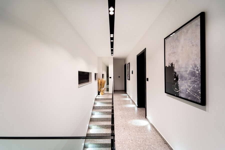 Oświetlony korytarz o stylowym wyglądzie