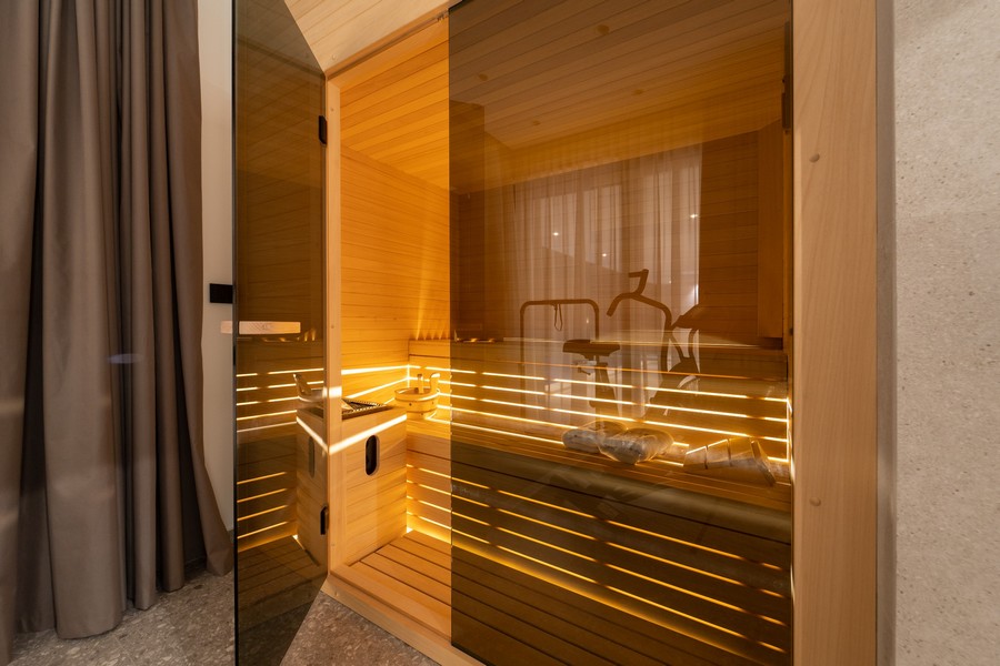 Ekskluzywna sauna ze szklanym frontem i oświetleniem