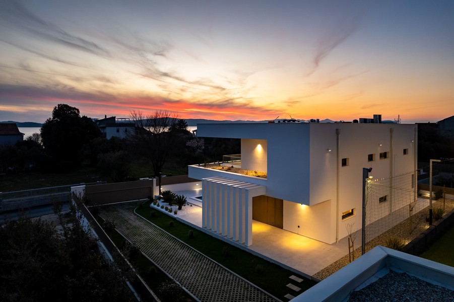 Nowoczesna, nowa willa o zachodzie słońca