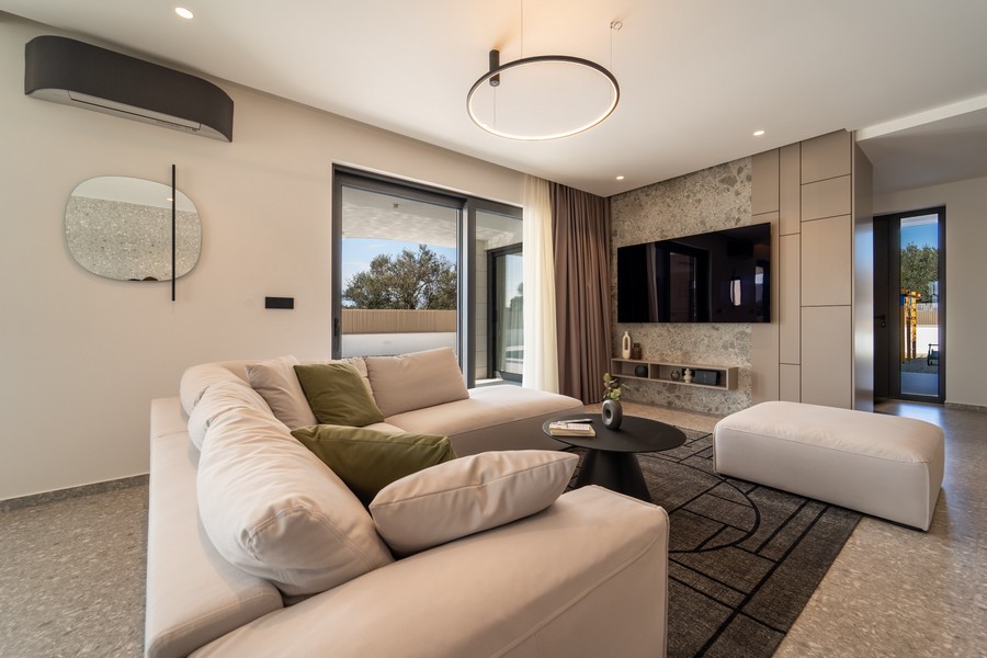 Stylowo urządzony salon ze ścianą telewizyjną