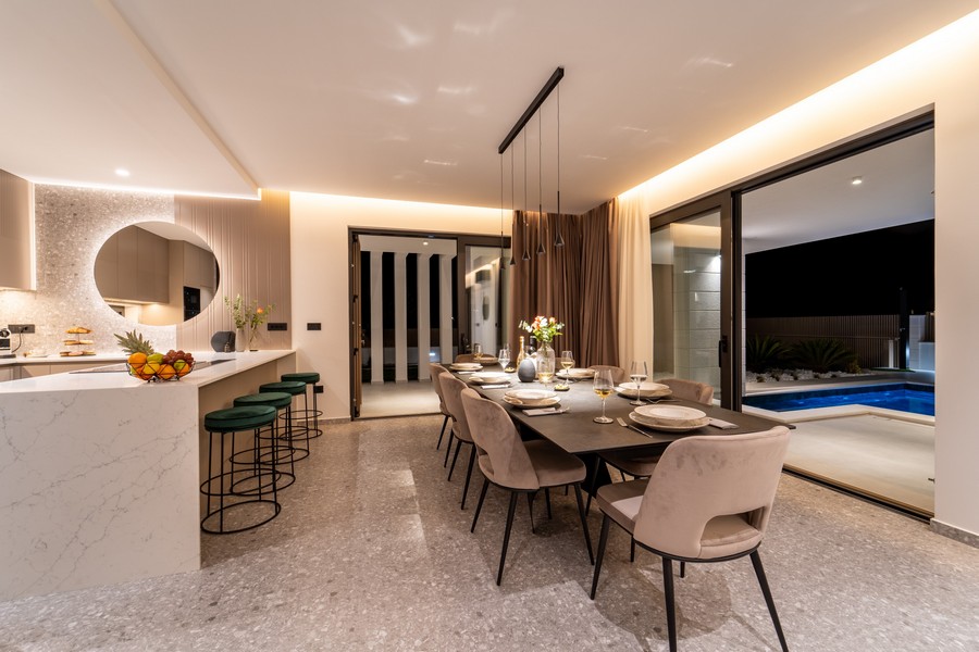 Elegancka jadalnia z widokiem na basen