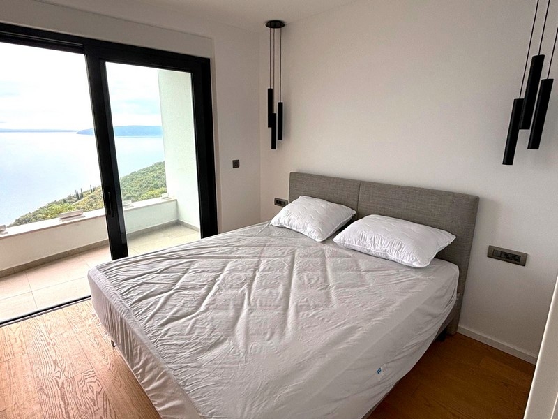 Sypialnia z balkonem i widokiem na morze