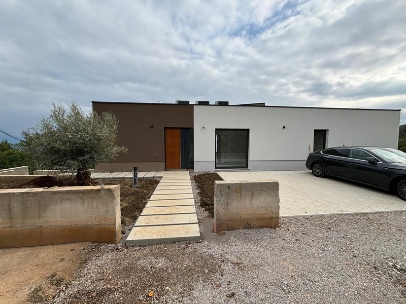 Strefa wejściowa i widok na miejsca parkingowe posesji H3539.