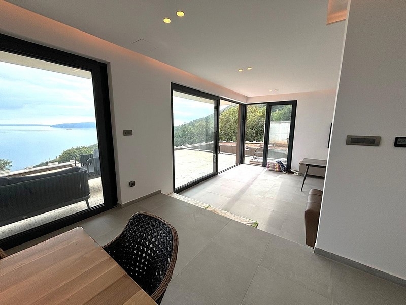 Otwarta część dzienna z dużymi oknami