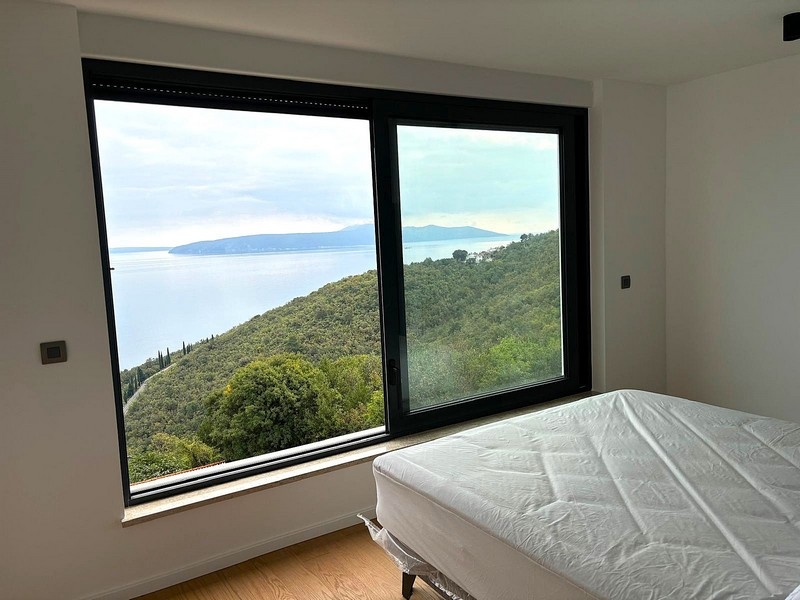 Sypialnia z panoramicznym oknem i widokiem na morze