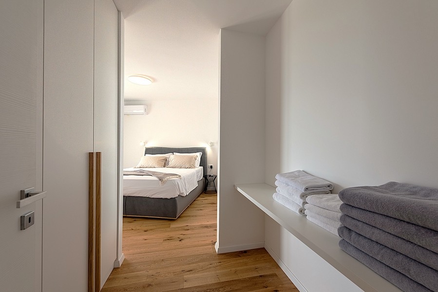 Sypialnia z garderobą i prostym umeblowaniem