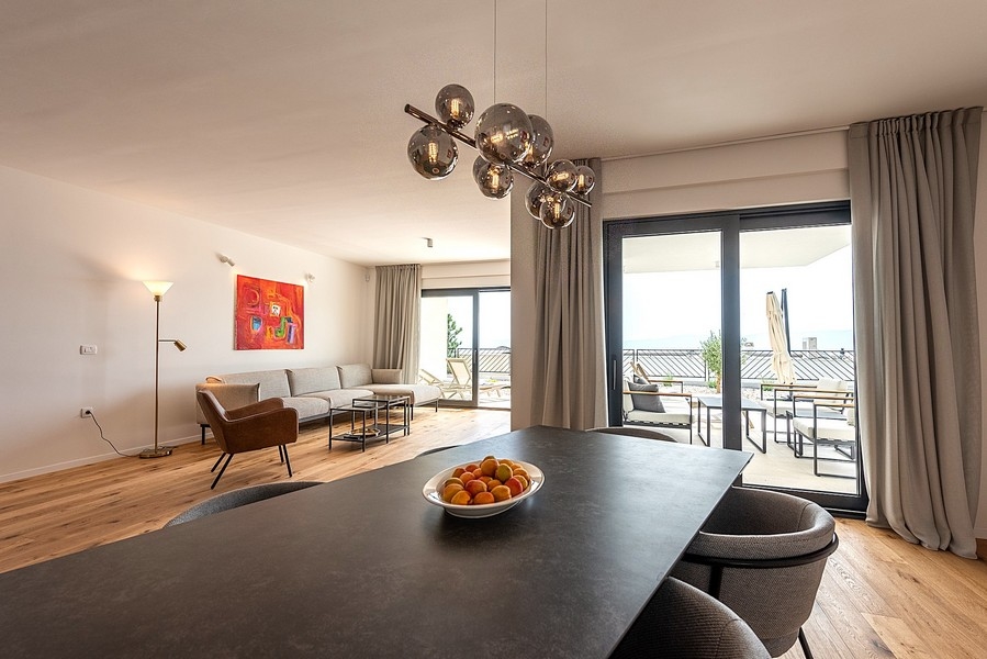 Jadalnia z tarasem i widokiem na morze