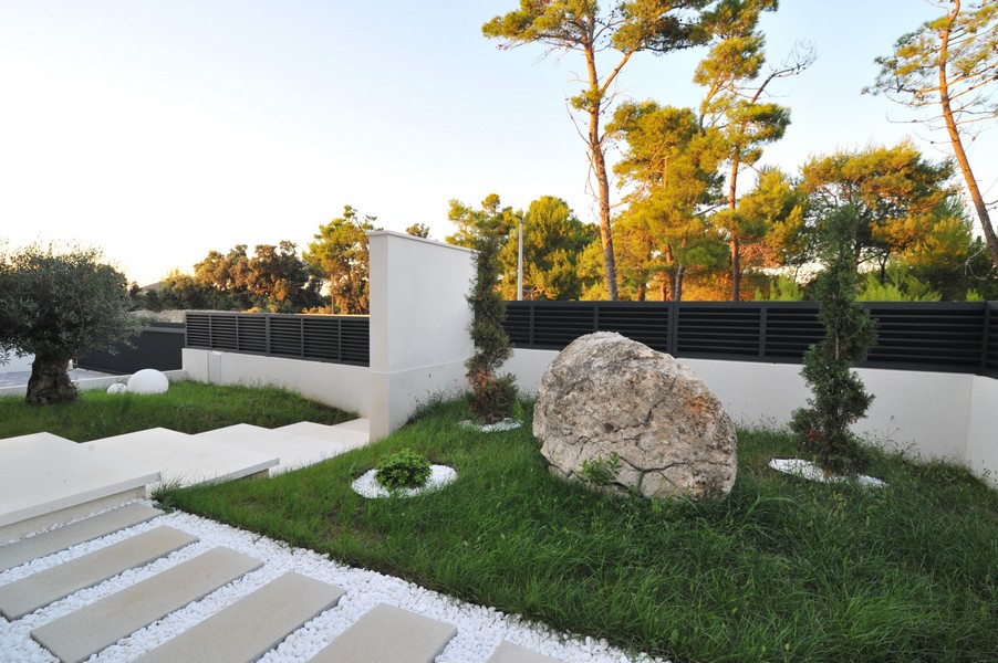 Ogród śródziemnomorski na posesji H3543 w Privlaka, obwód zadarski.