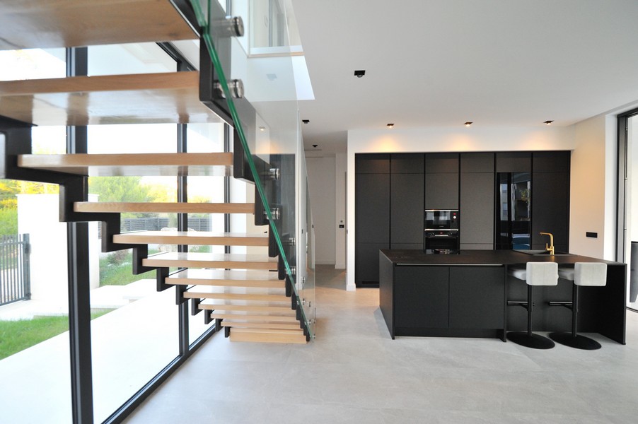 Schody i kuchnia w nowoczesnym stylu