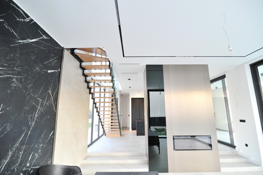 Aneks kuchenny z wyspą i nowoczesnym wyposażeniem