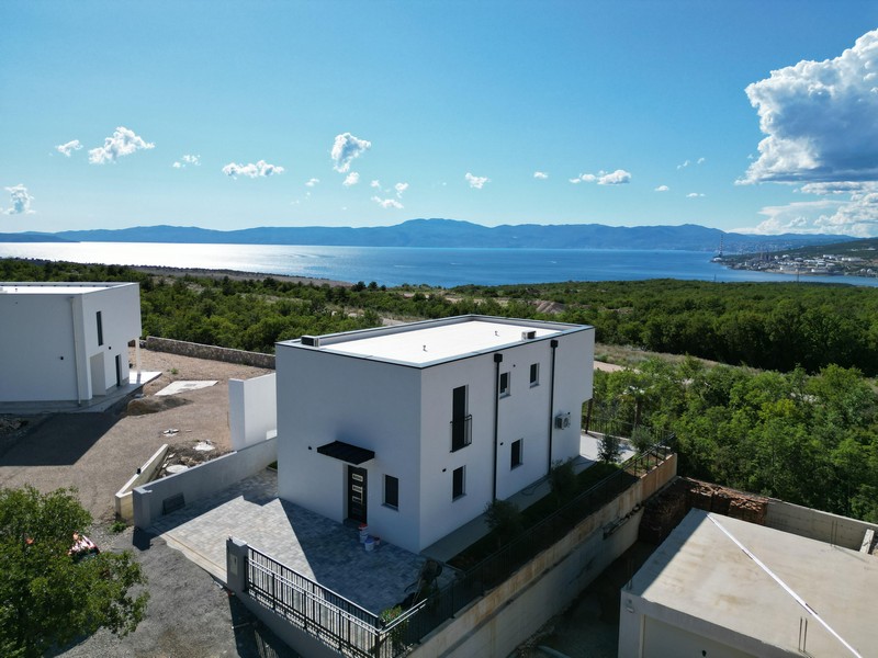 Widok z lotu ptaka na dom z otaczającą przyrodą i widokiem na morze