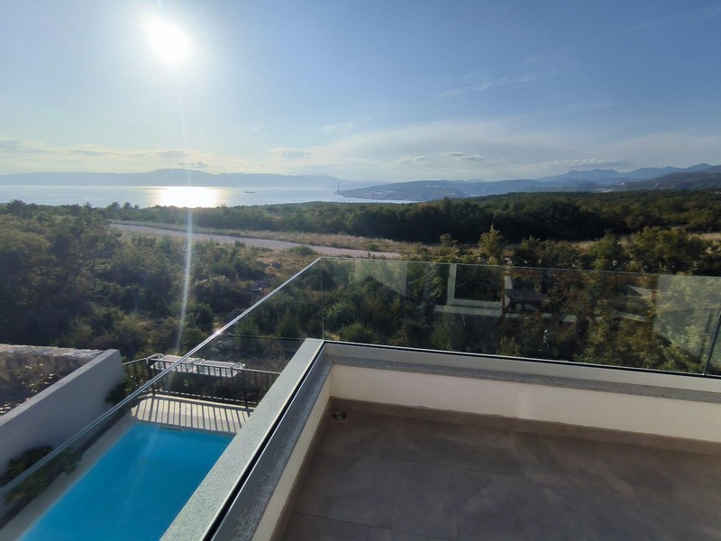 Widok na morze z domu H3546, który jest na sprzedaż w Smrika koło Crikvenicy w Chorwacji.