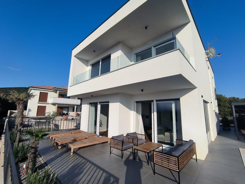 Panoramiczny widok na morze z górnego tarasu