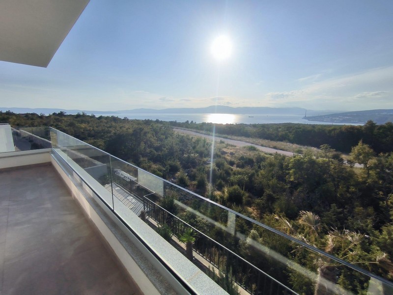 Jasna jadalnia z nowoczesną kuchnią i drewnianymi podłogami