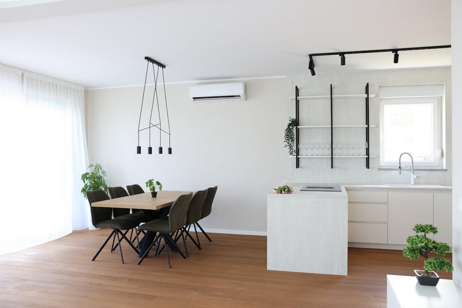 Część dzienna ze ścianą telewizyjną i schodami na piętro