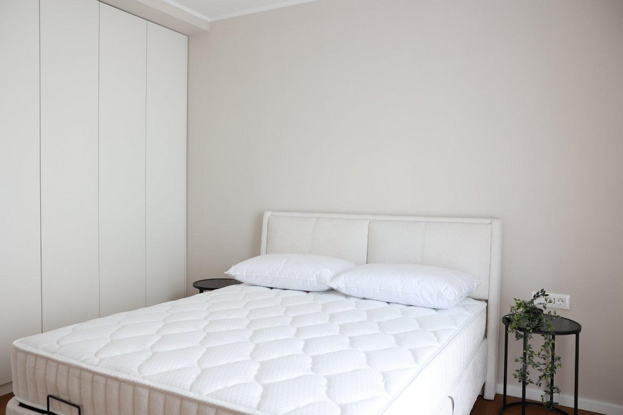 Sypialnia z TV, biurkiem i dużymi oknami