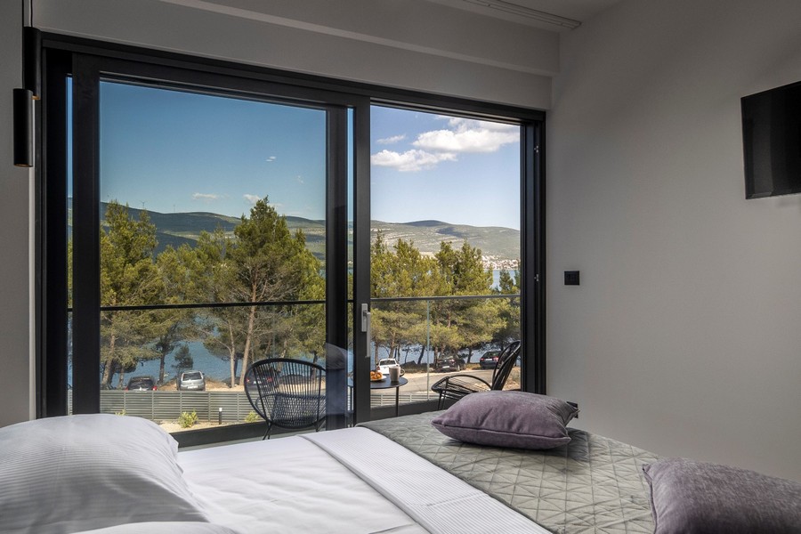 Sypialnia z balkonem i widokiem na morze