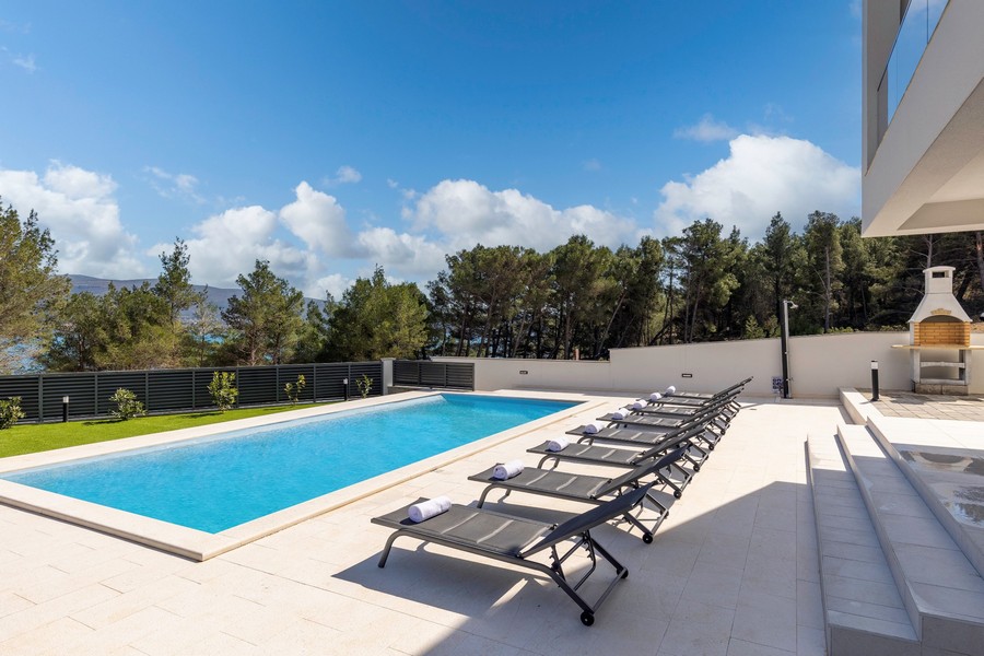 Basen luksusowej willi H3547, która jest na sprzedaż w Chorwacji.