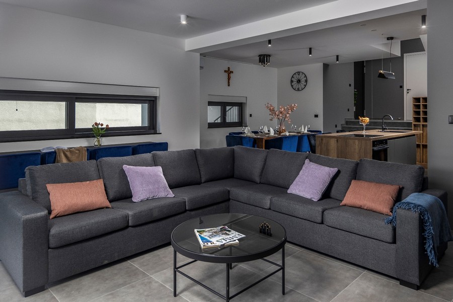 Otwarta część dzienna z nowoczesną kuchnią i stołem jadalnym