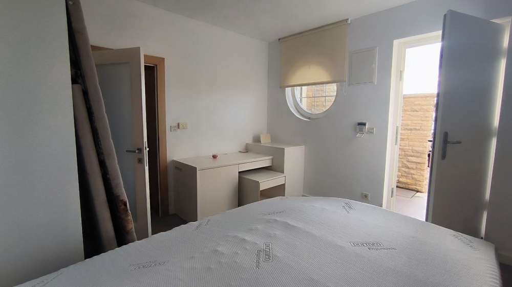 Jasna sypialnia z wyjściem na taras