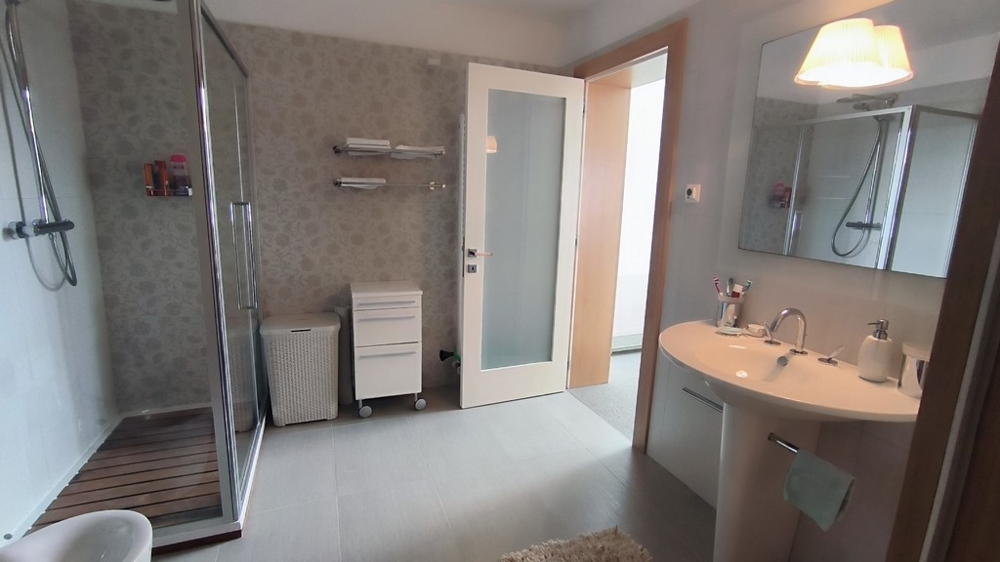 Nowoczesna łazienka z dużym prysznicem i lustrem