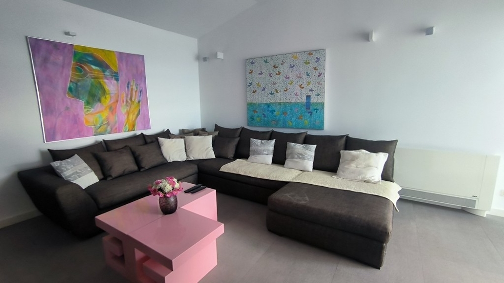 Nowocześnie urządzony salon z dużą narożną sofą