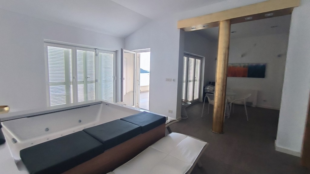 Część dzienna z jacuzzi i wyjściem na taras