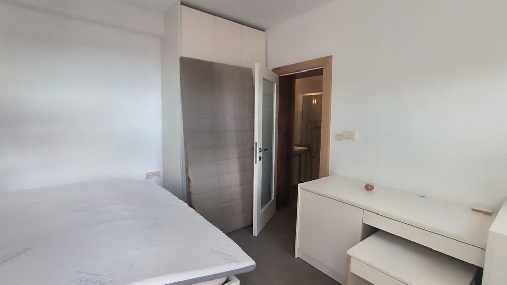 Sypialnia z biurkiem i bezpośrednim dostępem do łazienki