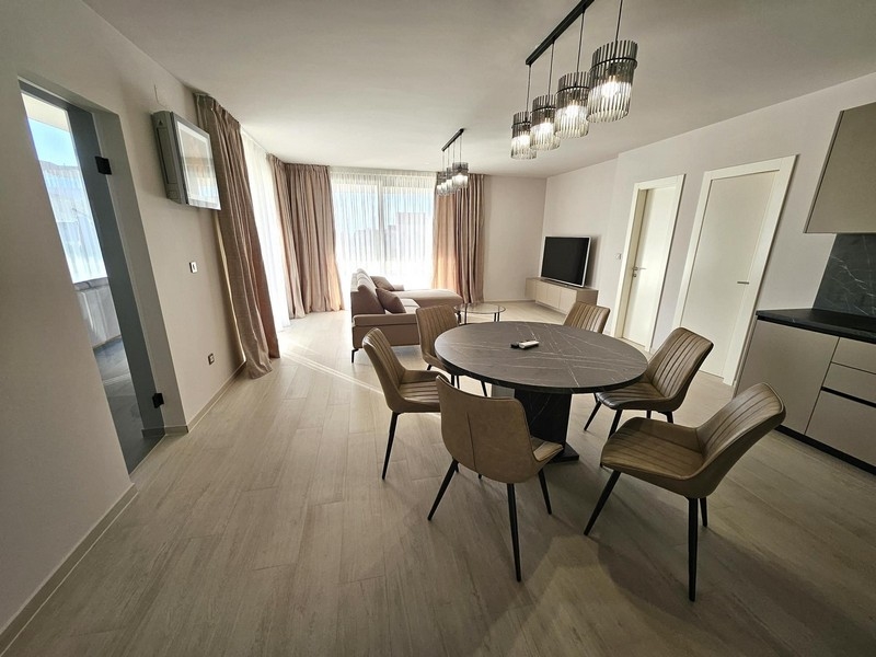 Stylowy salon i jadalnia z dużym oknem z przodu