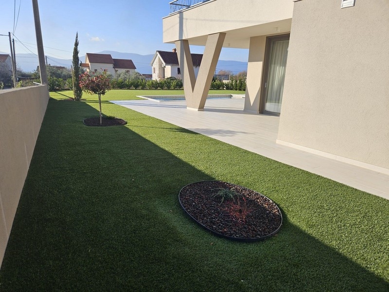 Nowoczesny ogród z trawnikiem i tarasem willi na Krku
