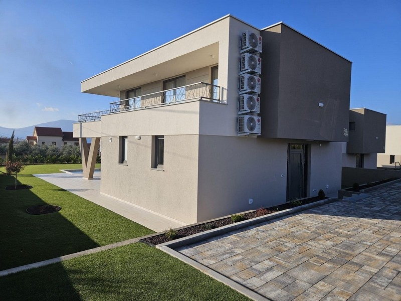 Nowo wybudowana willa z płaskim dachem, klimatyzacją i dużą działką