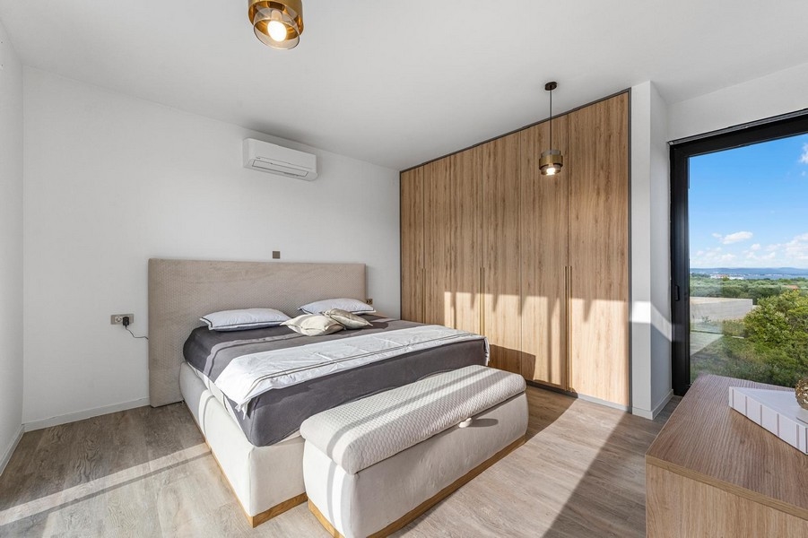 Sypialnia z drewnianymi akcentami i dużą szafą