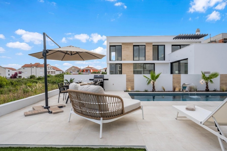 Basen i taras słoneczny w Villa H3551 w Chorwacji.