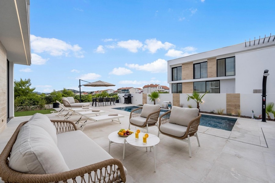 Teren zewnętrzny z basenem, leżakami i miejscem do grillowania