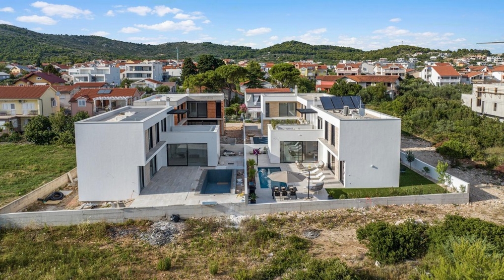 Nowo wybudowana willa z powietrza z basenem i ogrodem