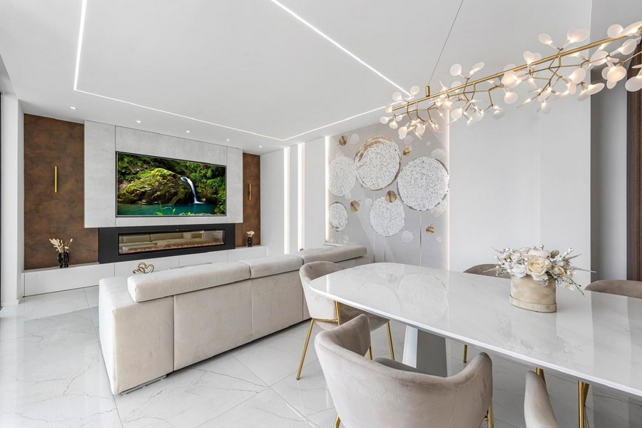 Elegancki salon z designerskimi wnętrzami i kominkiem