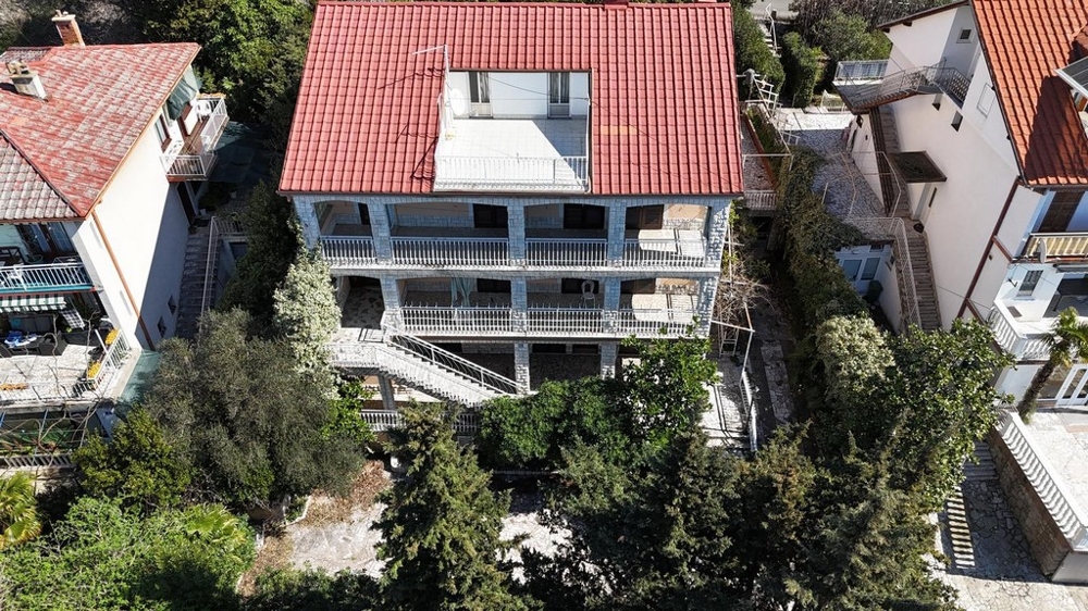 Widok z lotu ptaka na trzypiętrowy dom z przestronnymi balkonami