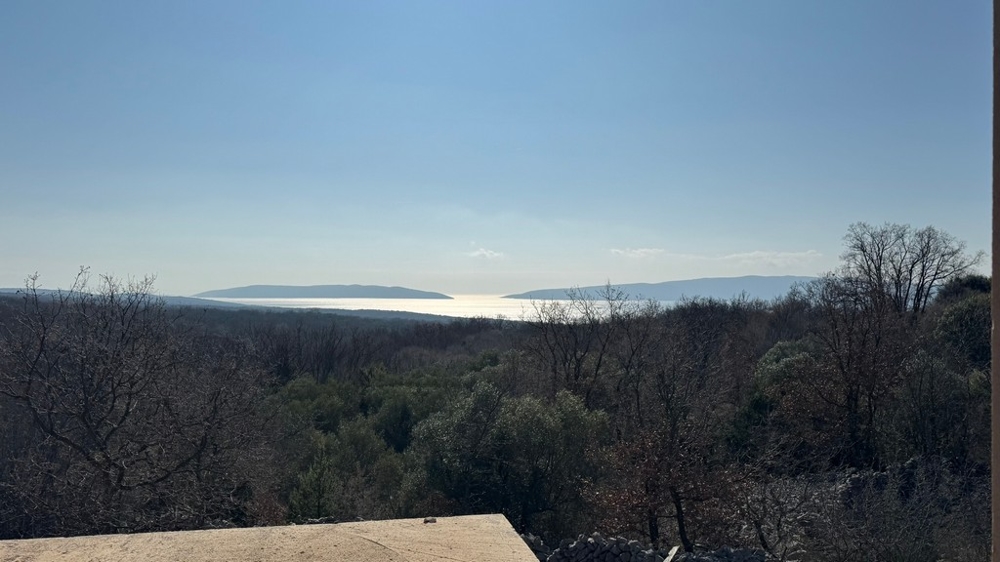 Widok na morze muszli H3555 na wyspie Krk w Chorwacji.