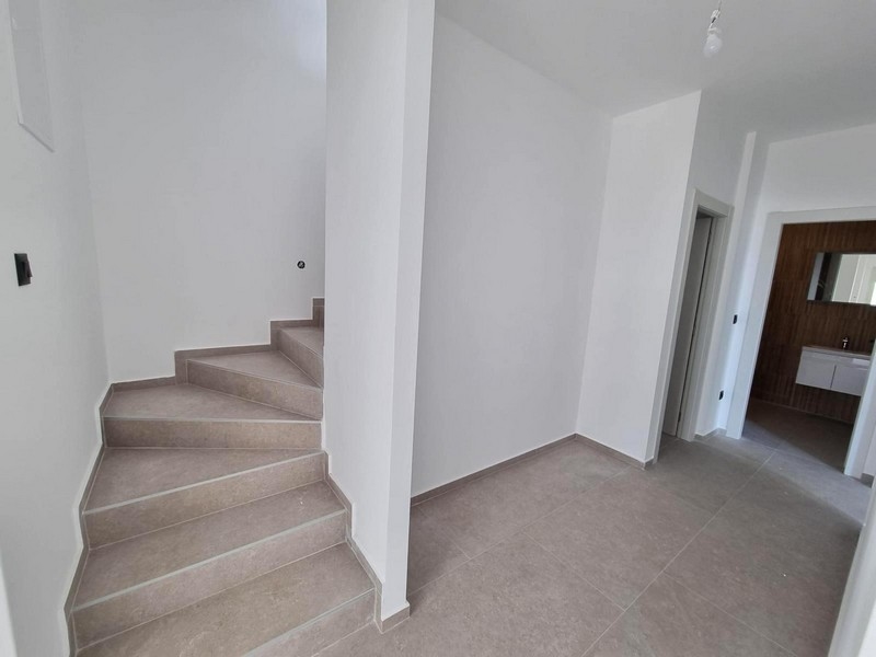 Klatka schodowa z dostępem do łazienki i pokoi