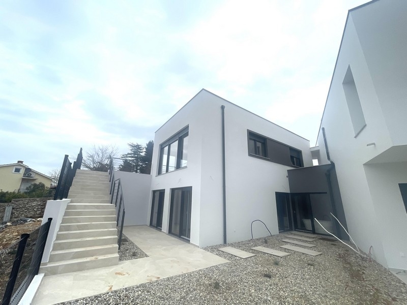 Wygląd zewnętrzny nowego budynku z klatką schodową