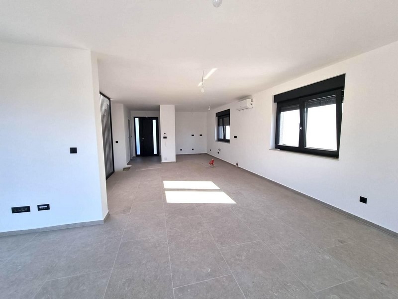 Przestronny, jasny pokój na piętrze