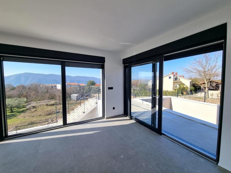 Widok z salonu na taras i ogród