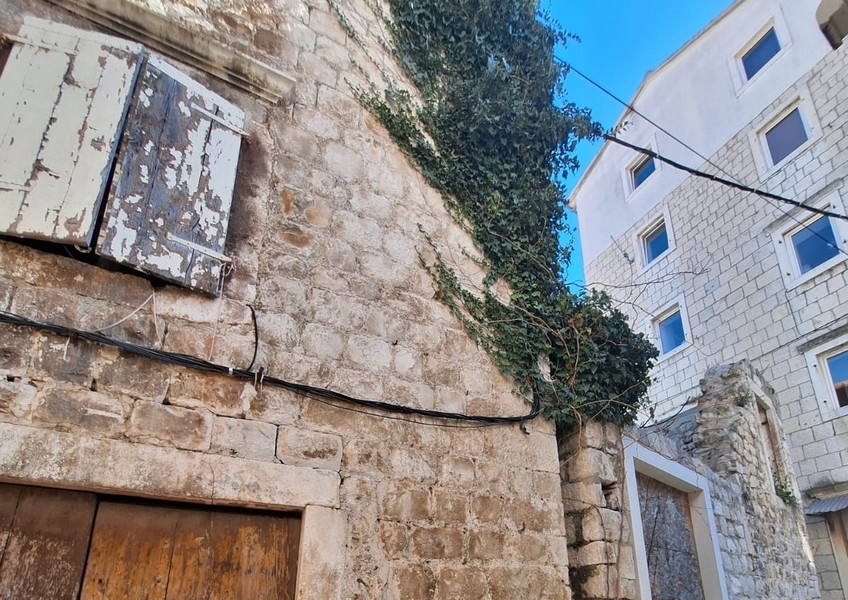 Sprzedam starą kamienicę do remontu w Trogirze w Chorwacji.