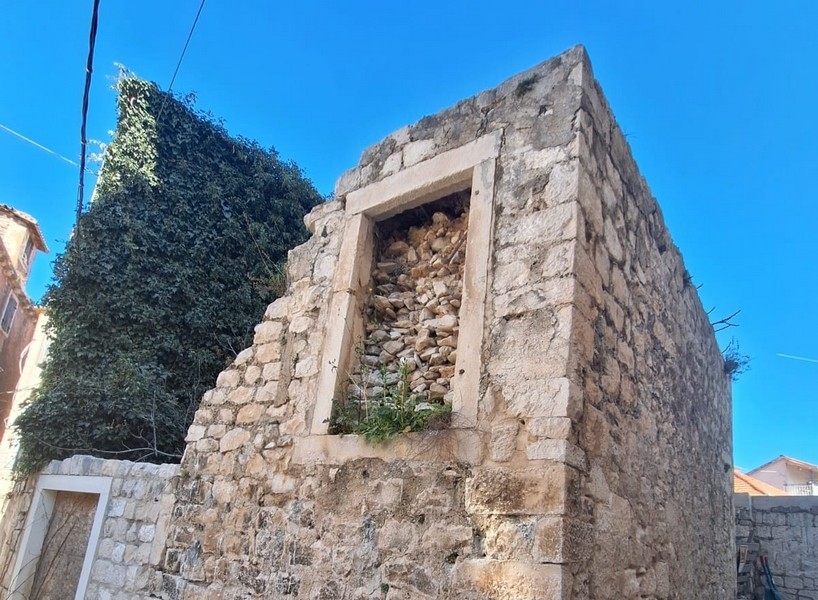 Sprzedam kamienny dom do remontu w Trogirze w Dalmacji.