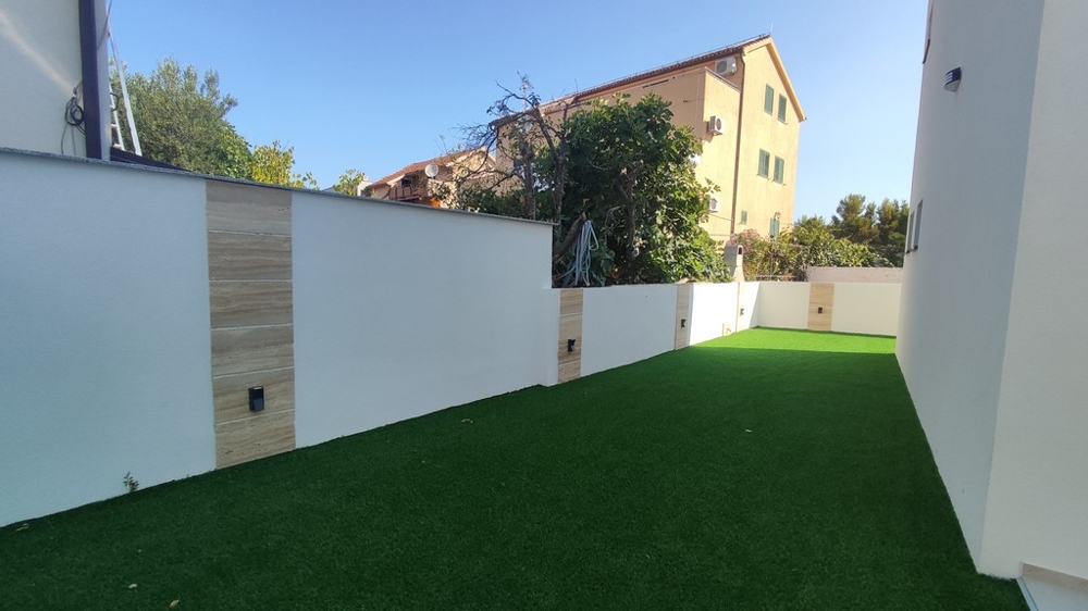 Zieleń na zewnątrz domu.