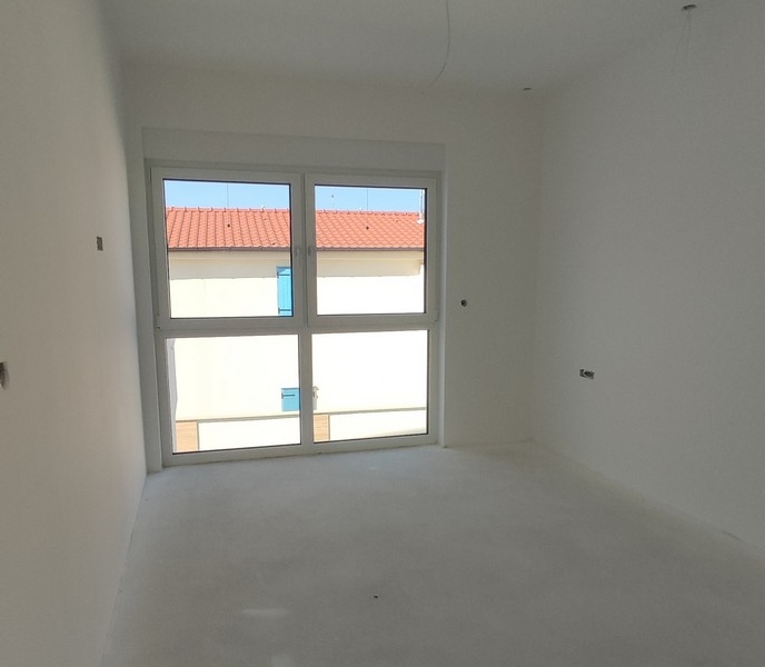 Sypialnia z dużym oknem.