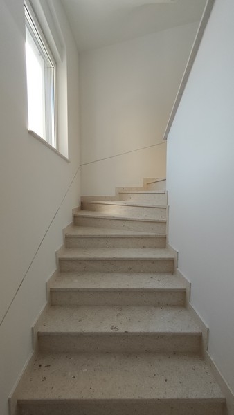 Klatka schodowa w nowym budynku.