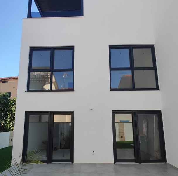 Widok na morze pomiędzy domami