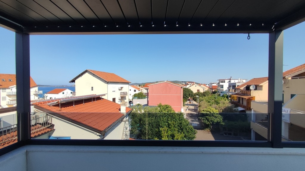 Jasny salon z wyjściem na taras